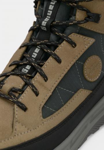 Походные кроссовки