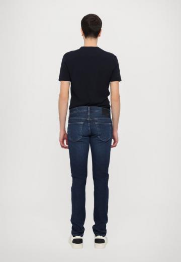 Узкие джинсы