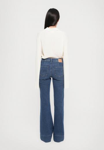 Клешеные джинсы