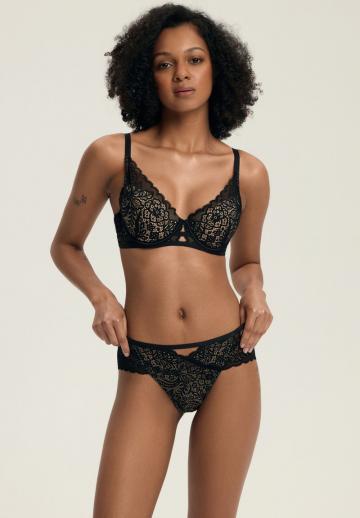 Трусы на бедрах