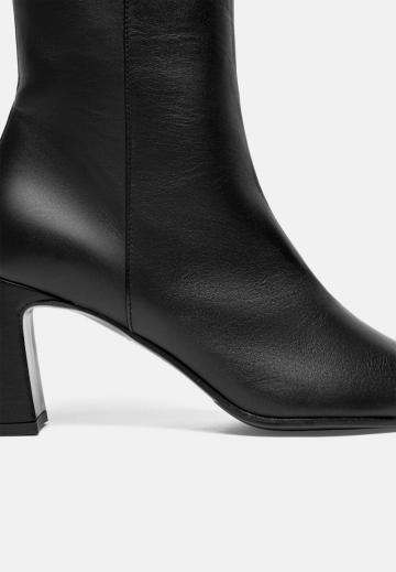 Высокие сапоги