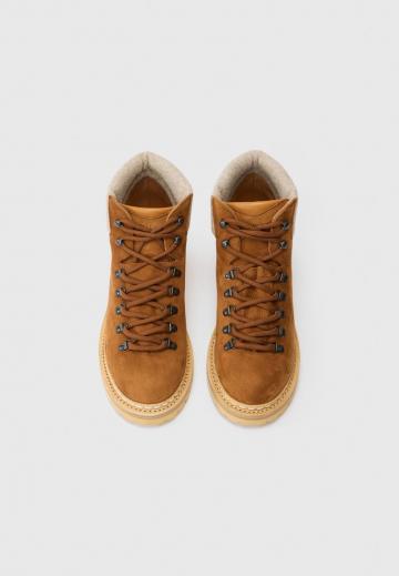 Ботинки на шнуровке