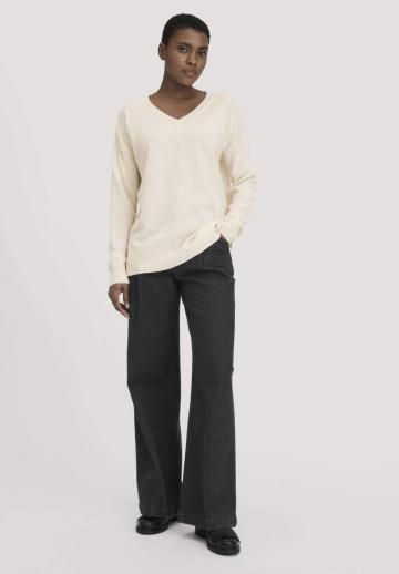 Пуловер с вырезом V