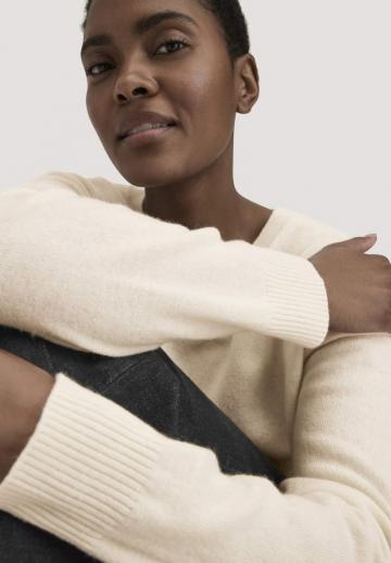 Пуловер с вырезом V