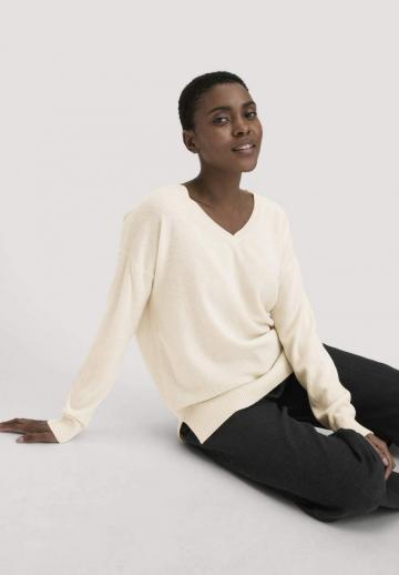 Пуловер с вырезом V