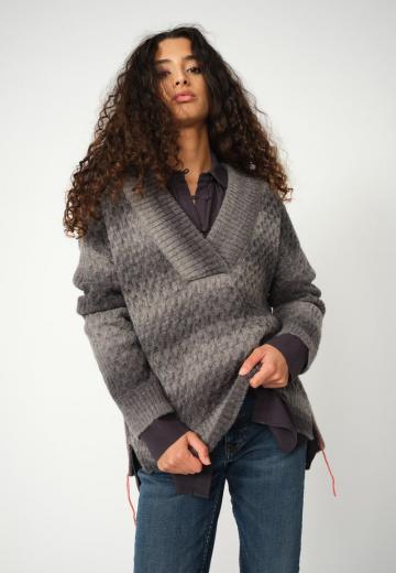 Пуловер в полоску