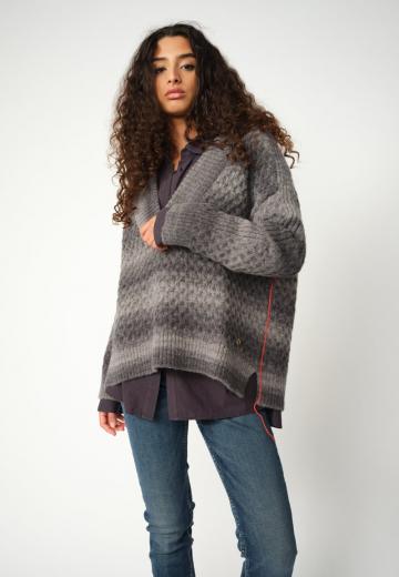 Пуловер в полоску