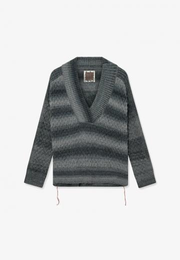 Пуловер в полоску