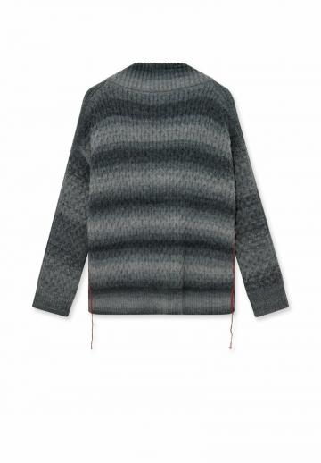 Пуловер в полоску