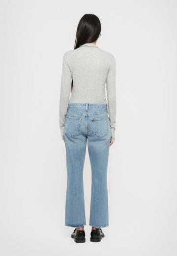 Прямые джинсы