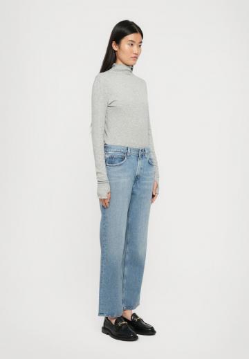 Прямые джинсы