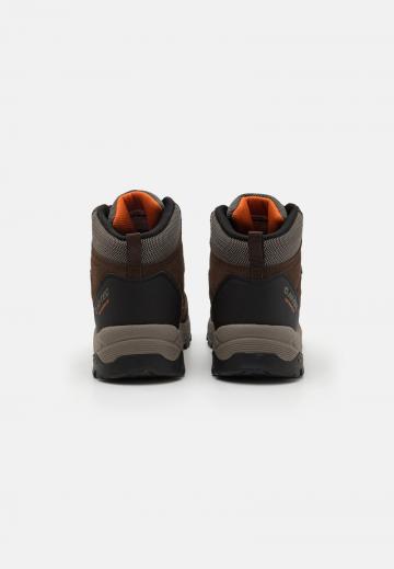 Походные кроссовки