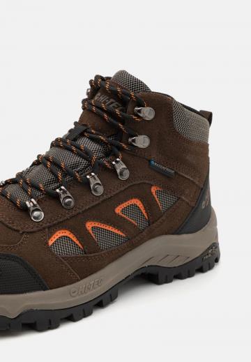 Походные кроссовки