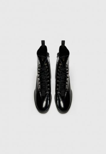 Ботинки на шнуровке