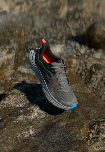 Походные кроссовки