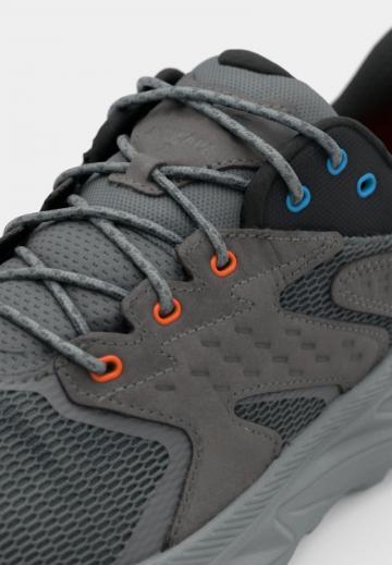 Походные кроссовки