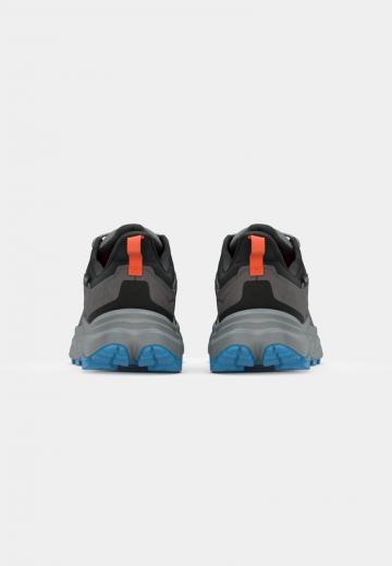 Походные кроссовки