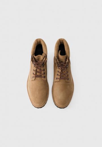 Ботинки на шнуровке