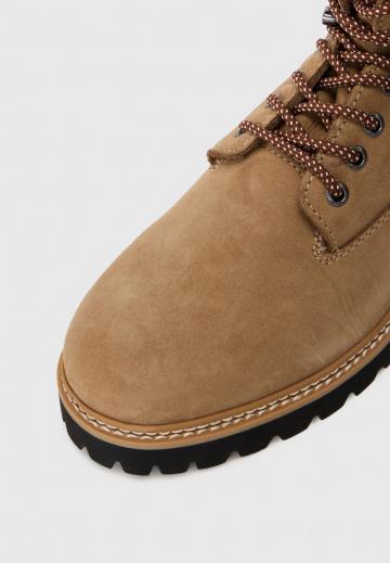 Ботинки на шнуровке