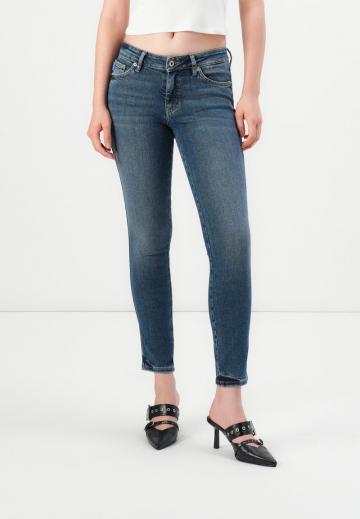 Узкие джинсы