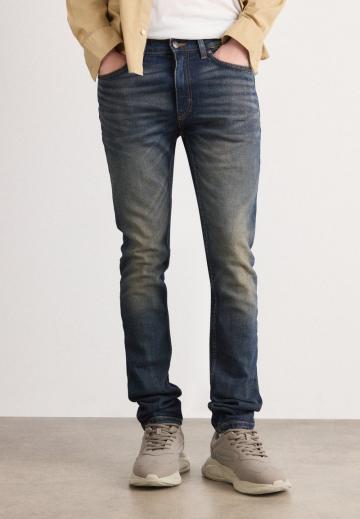 Узкие джинсы