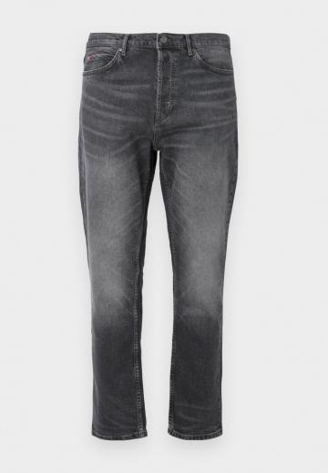 Узкие джинсы