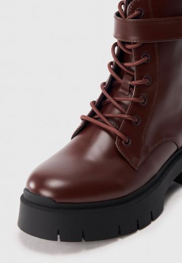 Ботинки на шнуровке