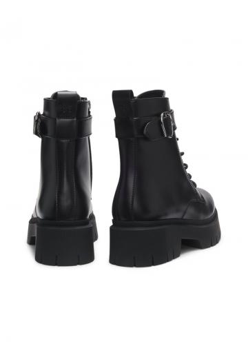 Ботинки на шнуровке