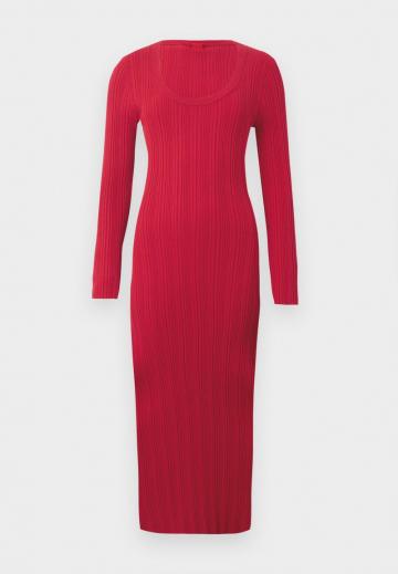 Вязаное платье