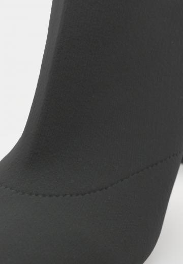 Полусапожки на высоком каблуке