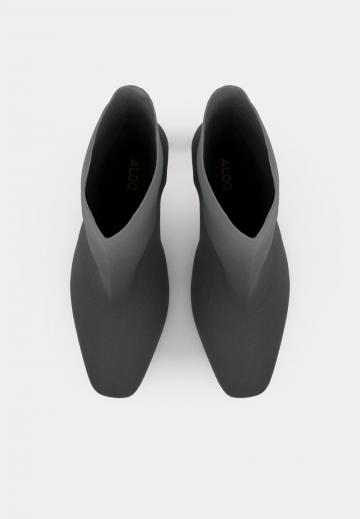 Полусапожки на высоком каблуке