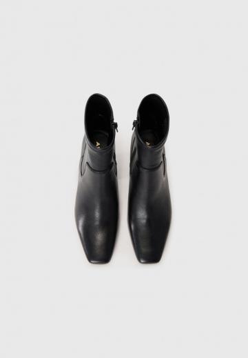 Сапожки на танкетке