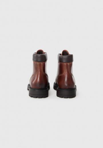 Ботинки на шнуровке