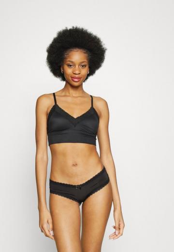 Трусы на бедрах