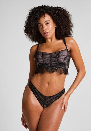 Трусы на бедрах