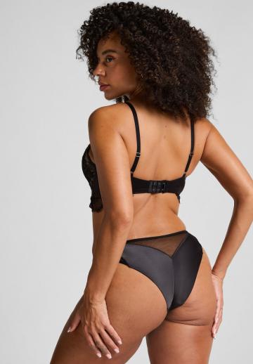 Трусы на бедрах