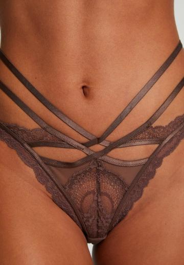 Трусы на бедрах