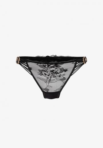 Трусы на бедрах