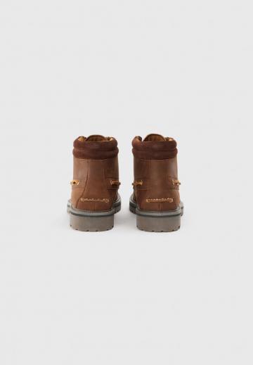 Ботинки на шнуровке