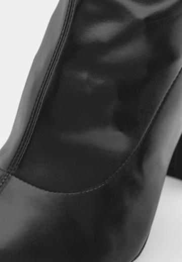 Высокие сапоги