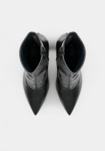 Высокие сапоги