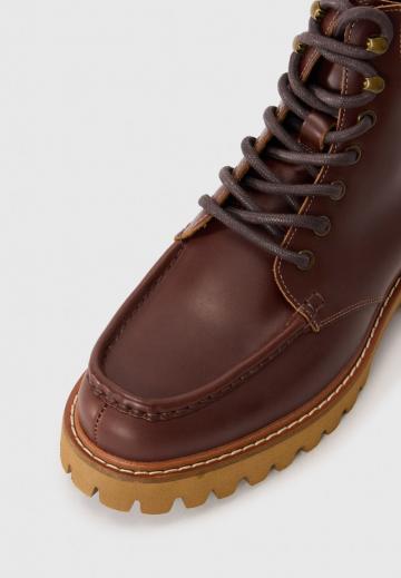 Ботинки на шнуровке