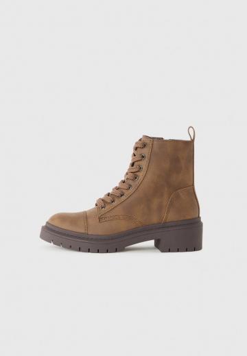 Ботинки на шнуровке