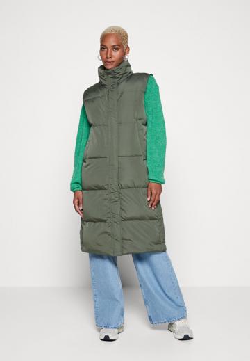 Пуховой жилет