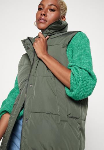 Пуховой жилет