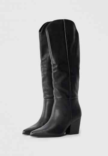 Высокие сапоги