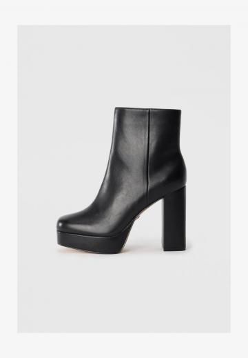 Высокие сапоги