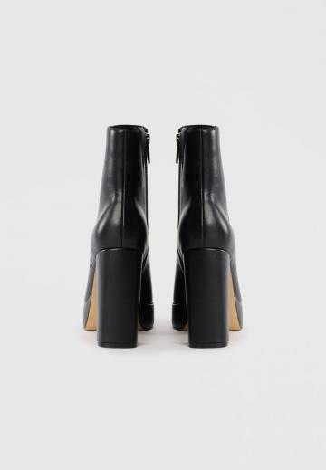 Высокие сапоги