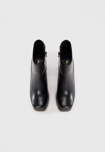 Высокие сапоги