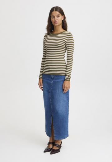 Пуловер в полоску